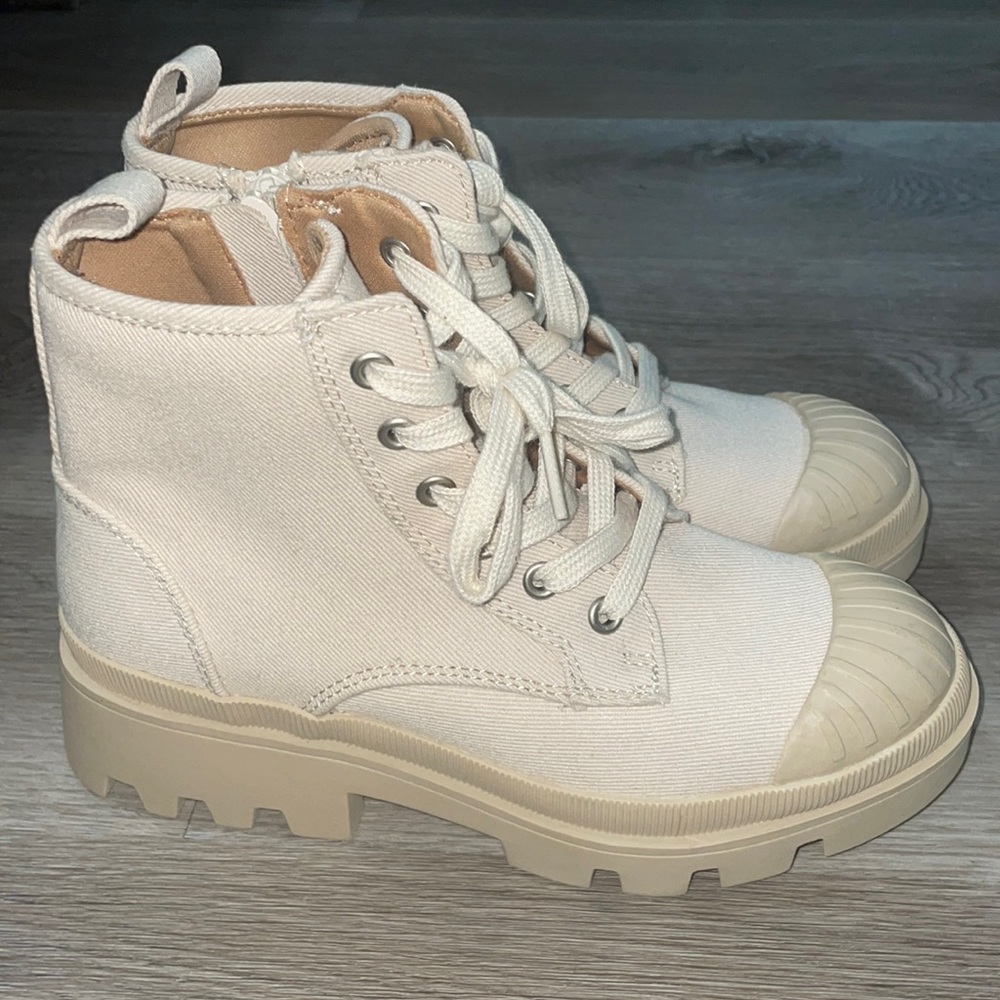 Universal tread boots  cream color neutral new!